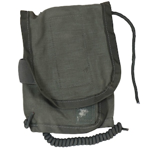 Puede incluir: Una bolsa táctica de color verde oliva con una solapa que incluye un parche de cierre de velcro rectangular, una correa elástica lateral, un cordón negro en espiral en la parte inferior y un cordón negro largo en la esquina superior.