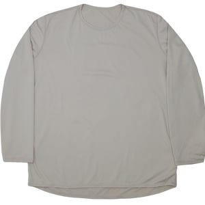 Könnte beinhalten: Ein hellgraues Langarmshirt mit Rundhalsausschnitt. Das Shirt hat eine lockere Passform und besteht aus einem weichen, leichten Material. Die Ärmel reichen bis zu den Handgelenken, und der Saum ist gebogen.