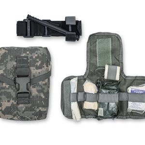 Puede incluir: Un estuche médico con patrón de camuflaje digital, hebilla de plástico negra, un torniquete negro con varilla y un organizador médico abierto que contiene varios vendajes envueltos, gasas y suministros médicos sujetos con elásticos.
