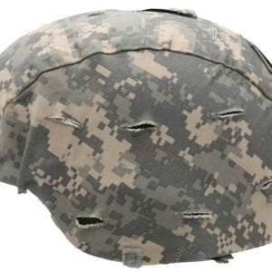 Puede incluir: Una funda de casco de estilo militar con un patrón de camuflaje digital en tonos gris, beige y verde oscuro. La funda de tela incluye varias ranuras horizontales reforzadas y cosidas distribuidas por la superficie para accesorios.