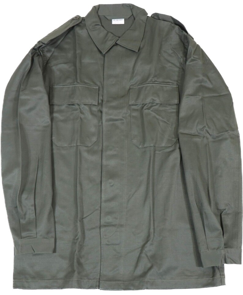 K&ouml;nnte beinhalten: Ein gr&uuml;nes, lang&auml;rmliges Utility-Shirt mit Knopfleiste und zwei gro&szlig;en Brusttaschen.