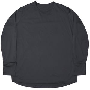 Könnte beinhalten: Ein dunkelgraues Langarmshirt mit Rundhalsausschnitt und eng anliegenden Manschetten. Das Shirt hat einen gebogenen Saum und ist aus leichtem Material gefertigt. Die Ärmel sind lang und reichen bis zu den Handgelenken.