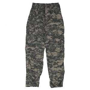 Może przedstawiać: Spodnie w kamuflażu z sznurkiem w pasie i wieloma kieszeniami.