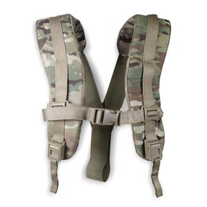 Peut inclure: Un harnais d'épaule tactique présentant un motif camouflage multicolore avec des sangles en nylon beige, des sections d'épaules rembourrées et une fermeture à boucle centrale en plastique. Le design inclut des boucles réglables.