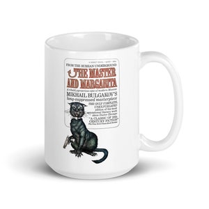 Può includere: Una tazza in ceramica bianca con un'illustrazione in bianco e nero di un gatto che tiene una pistola. Il testo sulla tazza recita "From the Russian Underground The Master and Margarita A ribald, uproarious epic of modern Moscow Mikhail Bulgakov's long-suppressed masterpiece The Only Complete, Unexpurgated edition of the most sensational literary work since Doctor Zhivago "A Classic of 20th Century Fiction" The New York Times Book Review"