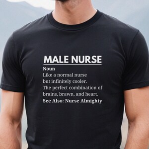 Puede incluir: Una camiseta negra con texto blanco que dice "MALE NURSE Noun Like a normal nurse but infinitely cooler. The perfect combination of brains, brawn, and heart. See Also: Nurse Almighty"