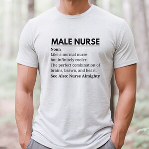 Puede incluir: Una camiseta blanca con un gr&aacute;fico negro que dice "MALE NURSE Noun Like a normal nurse but infinitely cooler. The perfect combination of brains, brawn, and heart. See Also: Nurse Almighty"
