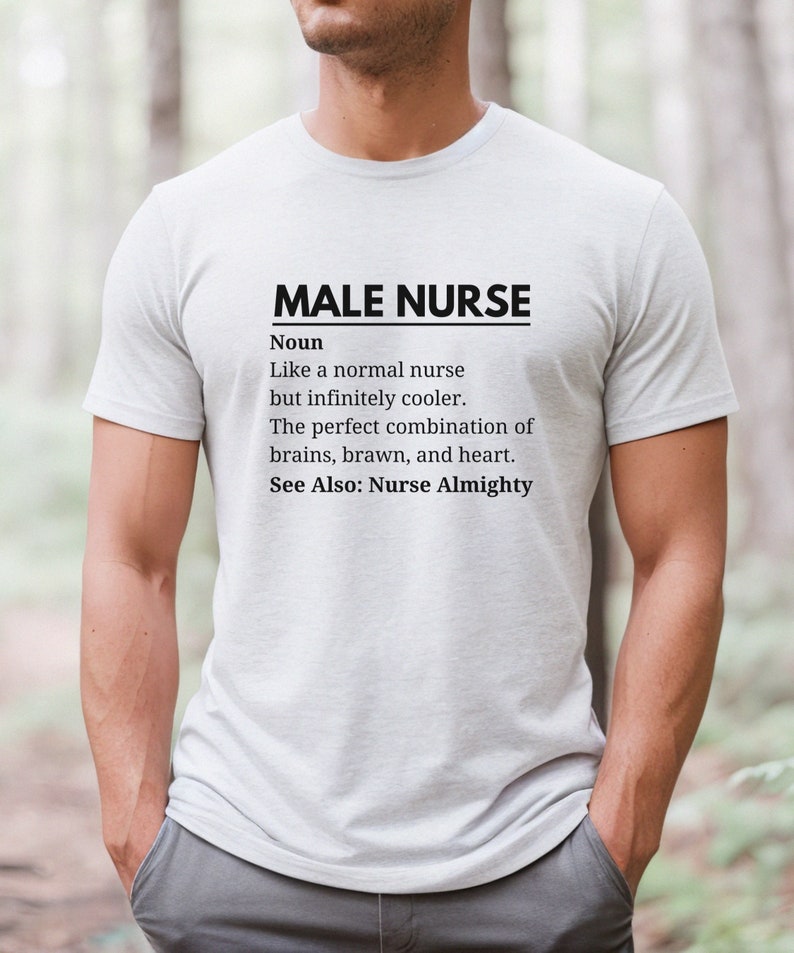 Puede incluir: Una camiseta blanca con un gr&aacute;fico negro que dice "MALE NURSE Noun Like a normal nurse but infinitely cooler. The perfect combination of brains, brawn, and heart. See Also: Nurse Almighty"