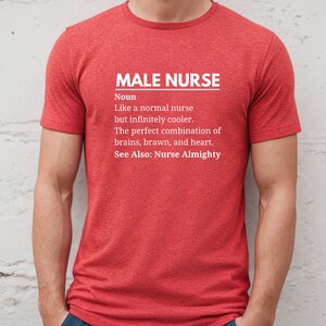 Puede incluir: Camiseta roja con texto blanco que dice "MALE NURSE Sustantivo Como una enfermera normal pero infinitamente m&aacute;s cool. La combinaci&oacute;n perfecta de cerebro, m&uacute;sculo y coraz&oacute;n. Ver tambi&eacute;n: Enfermera Todopoderosa"