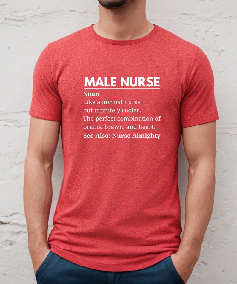 Puede incluir: Camiseta roja con texto blanco que dice "MALE NURSE Sustantivo Como una enfermera normal pero infinitamente m&aacute;s cool. La combinaci&oacute;n perfecta de cerebro, m&uacute;sculo y coraz&oacute;n. Ver tambi&eacute;n: Enfermera Todopoderosa"