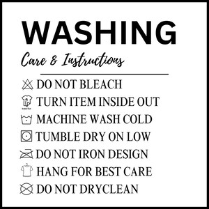 Puede incluir: Gr&aacute;fico en blanco y negro con el texto "WASHING Care & Instructions" y una lista de instrucciones de cuidado de la ropa: No usar blanqueador, Dar la vuelta al art&iacute;culo, Lavar a m&aacute;quina con agua fr&iacute;a, Secar en secadora a baja temperatura, No planchar el dise&ntilde;o, Colgar para un mejor cuidado, No lavar en seco.