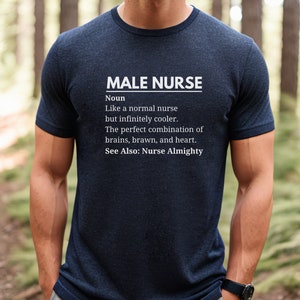 Puede incluir: Una camiseta azul oscuro con texto blanco que dice "MALE NURSE Noun Like a normal nurse but infinitely cooler. The perfect combination of brains, brawn, and heart. See Also: Nurse Almighty"