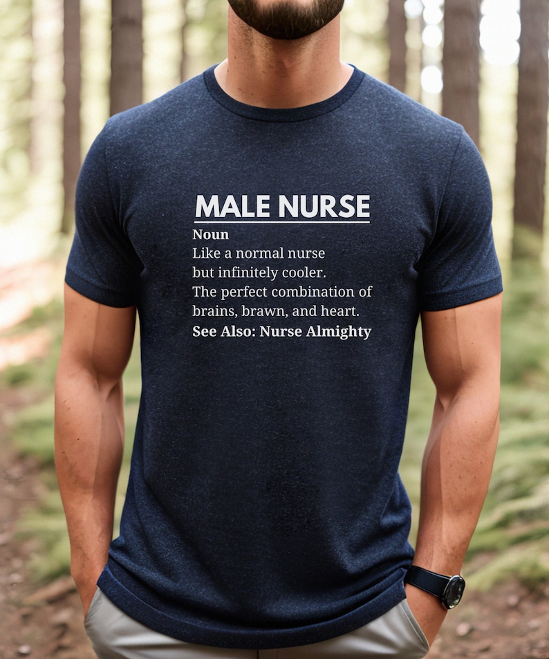 Puede incluir: Una camiseta azul oscuro con texto blanco que dice "MALE NURSE Noun Like a normal nurse but infinitely cooler. The perfect combination of brains, brawn, and heart. See Also: Nurse Almighty"