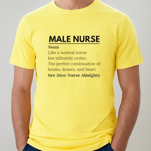 Puede incluir: Camiseta amarilla con un gr&aacute;fico negro que define "Enfermero Masculino" como un sustantivo. El texto dice "Como un enfermero normal pero infinitamente m&aacute;s cool. La combinaci&oacute;n perfecta de cerebro, fuerza y coraz&oacute;n. Ver tambi&eacute;n: Enfermero Todopoderoso."