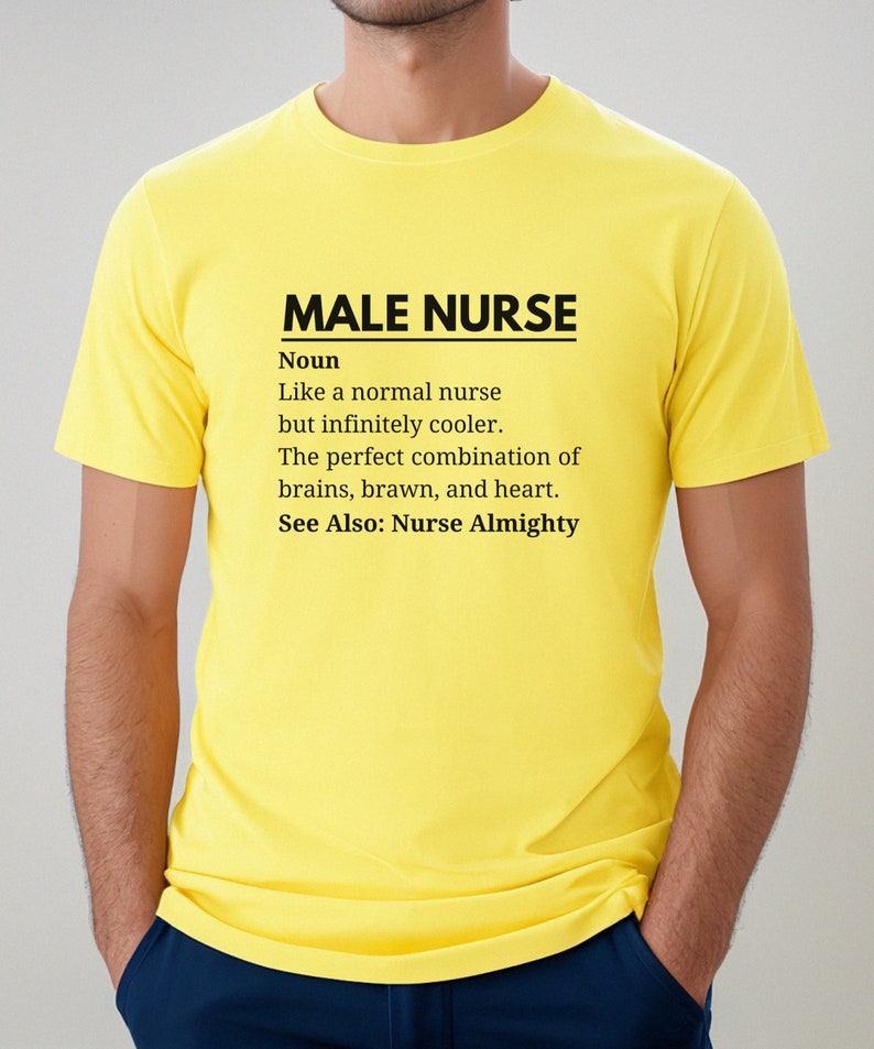 Puede incluir: Camiseta amarilla con un gr&aacute;fico negro que define "Enfermero Masculino" como un sustantivo. El texto dice "Como un enfermero normal pero infinitamente m&aacute;s cool. La combinaci&oacute;n perfecta de cerebro, fuerza y coraz&oacute;n. Ver tambi&eacute;n: Enfermero Todopoderoso."