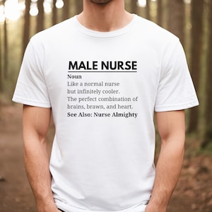 Puede incluir: Camiseta blanca con un gr&aacute;fico negro que dice "MALE NURSE Noun Like a normal nurse but infinitely cooler. The perfect combination of brains, brawn, and heart. See Also: Nurse Almighty"