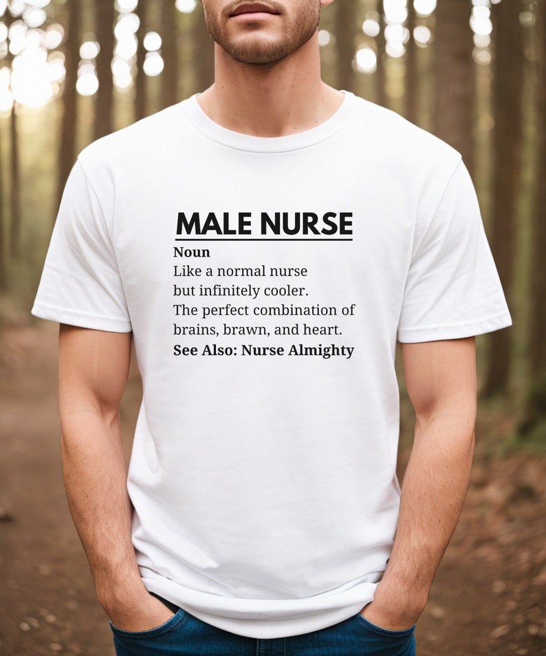 Puede incluir: Camiseta blanca con un gr&aacute;fico negro que dice "MALE NURSE Noun Like a normal nurse but infinitely cooler. The perfect combination of brains, brawn, and heart. See Also: Nurse Almighty"
