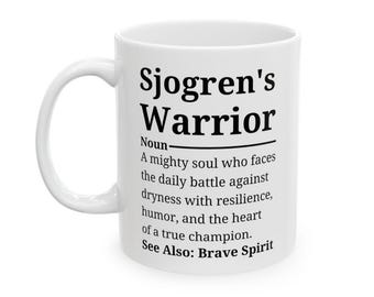 Puede incluir: Taza de cerámica blanca con el texto "Sjogren's Warrior" y una definición. La definición describe un alma poderosa que se enfrenta a las batallas diarias con resiliencia, humor y el corazón de un verdadero campeón. La taza tiene un asa blanca.