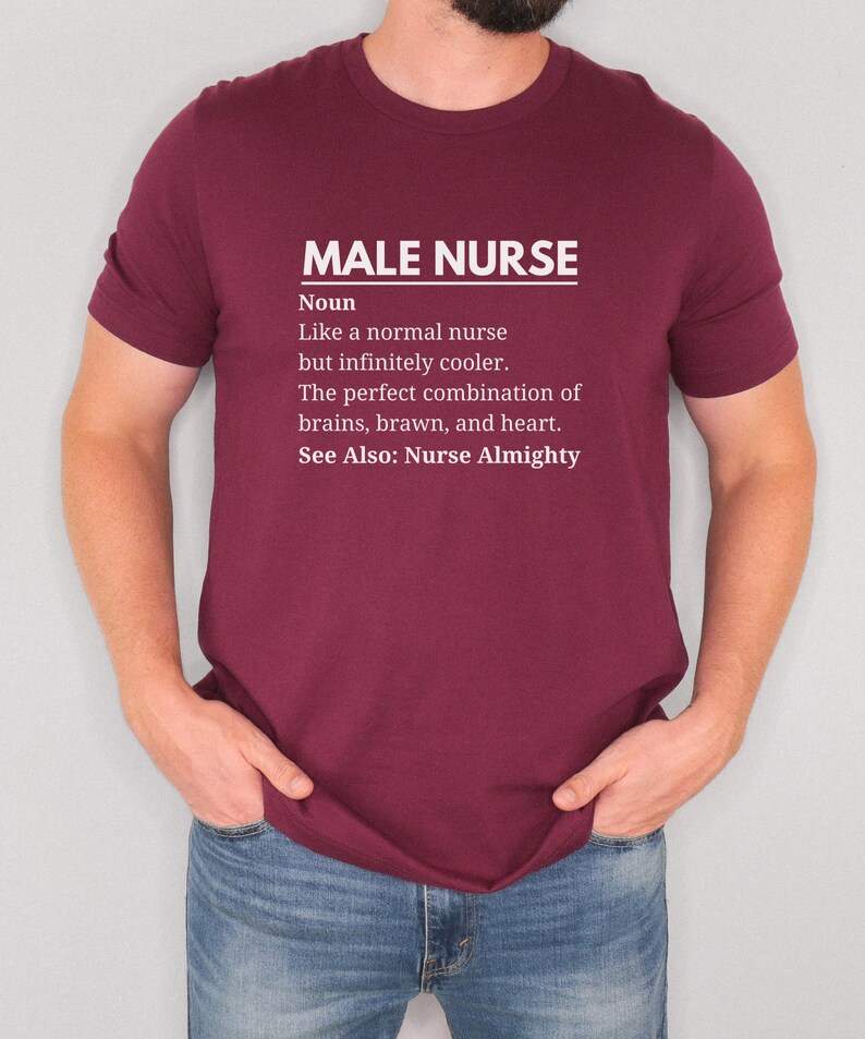 Puede incluir: Una camiseta de color granate con texto blanco que dice "MALE NURSE Noun Like a normal nurse but infinitely cooler. The perfect combination of brains, brawn, and heart. See Also: Nurse Almighty"