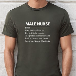 Puede incluir: Una camiseta verde oscuro con texto blanco que dice "MALE NURSE Noun Like a normal nurse but infinitely cooler. The perfect combination of brains, brawn, and heart. See Also: Nurse Almighty"