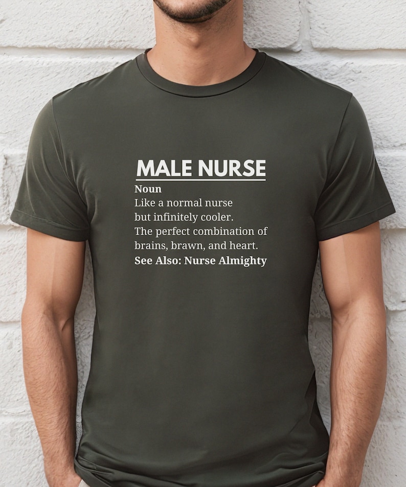 Puede incluir: Una camiseta verde oscuro con texto blanco que dice "MALE NURSE Noun Like a normal nurse but infinitely cooler. The perfect combination of brains, brawn, and heart. See Also: Nurse Almighty"