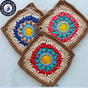 以下が含まれることがあります： 中央にカラフルな花の模様が施された、手編みの正方形が3つ。正方形は茶色、ベージュ、赤で、青、ターコイズ、黄色のアクセントが施されています。