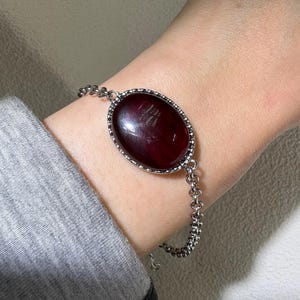 Armband i körsbärsbärnsten • Naturlig röd bärnsten • Ädelsten med bezel • Justerbart försilvrat armband • Passar handled 15–20 cm • Present till henne