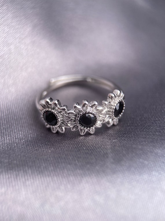 Trilogy Black Spinel Ring, Daisy Ring, Sunflower Spinel Band, Silver Black Spinel Jewelry, Edgy Ring, Gothic Jewelry, Dark Glamour Ring