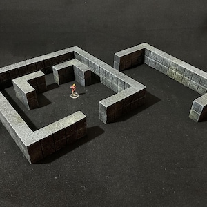 Könnte beinhalten: Ein graues Steindungeon-Set für Tabletop-Rollenspiele. Das Set enthält einen quadratischen Raum mit einer kleinen Öffnung und einen gebogenen Gang.