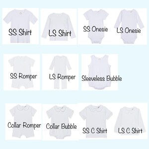 Peut inclure: Collection de v&ecirc;tements blancs pour b&eacute;b&eacute;s et tout-petits. L'image comprend des chemises &agrave; manches courtes et longues, des barboteuses, des combinaisons et une barboteuse sans manches. Certains articles ont un col. Le texte sur l'image identifie chaque article.
