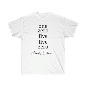 Pode incluir: Camiseta branca com texto preto que diz "one zero five five zero Money Earnin'"