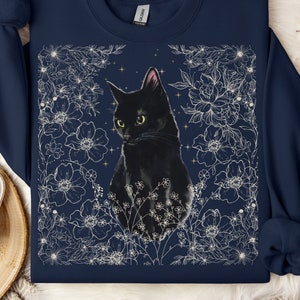 Black Cat Shirt Flowers Sweat-shirts Floral Garden Sweatshirt Cottagecore Shirt Cat Mom SweatShirts Magical Cat Witchy Gift Cat Lovers Gift