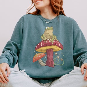 ComfortColors Cottagecore Sweatshirt, Women's Toad Mushroom Shirte, Frog Mushroom VintageSweatShirt, Cottagecore Gifted,Goblin-core Giftful