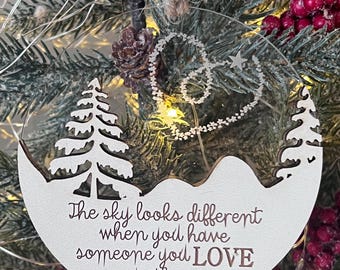 Ornament – „Der Himmel sieht anders aus“ | 4-Zoll-Acryl & Holz | Personalisierte Andenken