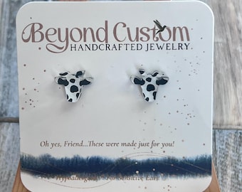 Kuh Ohrstecker • Gepunktetes Muster, hypoallergener Stahl