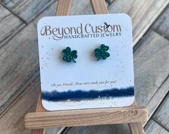 Klee Ohrstecker, grünes Acryl, Irish Jererly, St. Patricks Ohrringe, hypoallergener Schmuck