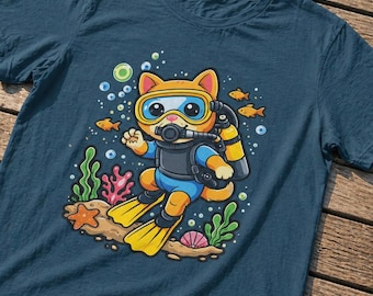 Op de afbeelding: Marineblauw T-shirt met een cartoonkat die aan het duiken is. De kat draagt een duikmasker, vinnen en een duiktank. Het ontwerp bevat bubbels, vissen, koraal en een zeester. Het shirt is gemaakt van een zacht materiaal.