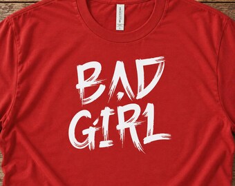 Camiseta Bad Girl com estampa gráfica, letras pinceladas ousadas, camiseta unissex de algodão.