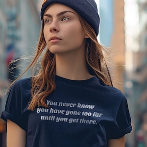 モチベーションを高める名言Tシャツ：ユニセックスジャージーTシャツ - 夢想家へのギフト