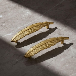 Brass Drawer & Cabinet Pull – Long Leaf Handle – Elegant Nature-Inspired Hardware for Kitchen and Wardrobe