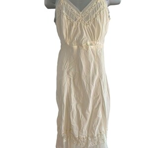 Vintage Unbranded Ivory Nylon Full Slip w/ Lace Size 38 Double Ruffle Bottom