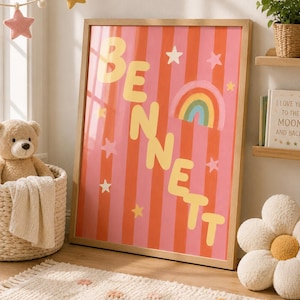 Puede incluir: Un cuadro rectangular enmarcado con rayas verticales rosas y naranjas, el nombre BENNETT en letras amarillas grandes, un pequeño gráfico de arcoíris y estrellas amarillas y rosas dispersas sobre un fondo claro.
