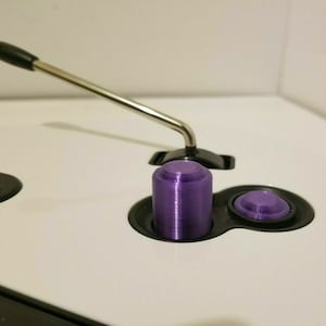 Op de afbeelding: Paarse joystickknoppen voor een arcade-spelconsole. De knoppen zijn gemaakt van een getextureerd plastic en zijn ontworpen om met de duim te worden ingedrukt.