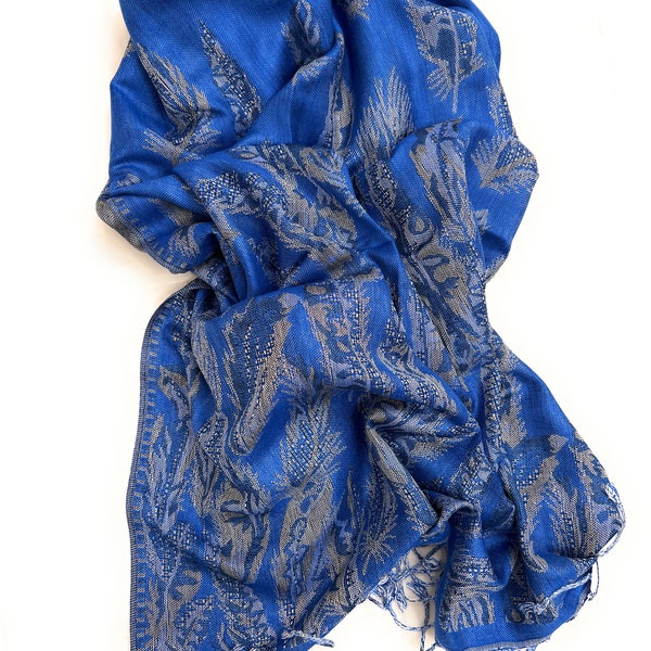 Pashmina azul-Plumas en el patrón de viento-Elegante envoltura azul real brillante-chal azul-cubierta de cabeza bufanda-accesorio de dama de honor-regalo para mujeres