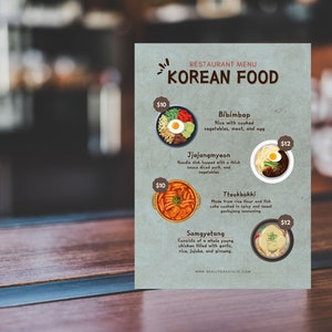 以下が含まれることがあります： 韓国料理のレストランメニュー。さまざまな料理の写真と価格が掲載されています。料理には、ビビンバ、チャジャンミョン、トッポッキ、サムゲタンなどがあります。