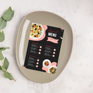 以下が含まれることがあります： 黒とピンクのレストランメニューで、「Restaurant Menu」という文字が赤色で書かれています。メニューは、ファストフード、サンドイッチ、シーフード、ドリンクなど、さまざまなカテゴリーの料理をリストアップしています。メニューには、料理の写真が掲載されています。