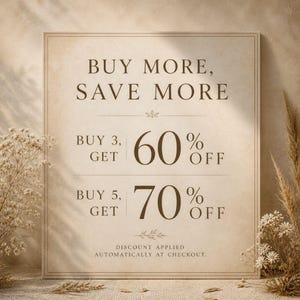 Pu&ograve; includere: Un cartello promozionale beige con il testo "ACQUISTA DI PI&Ugrave;, RISPARMIA DI PI&Ugrave;". Offre il 60% di sconto sull'acquisto di 3 articoli e il 70% sull'acquisto di 5. &Egrave; incluso anche il testo "SCONTO APPLICATO AUTOMATICAMENTE AL CHECKOUT".