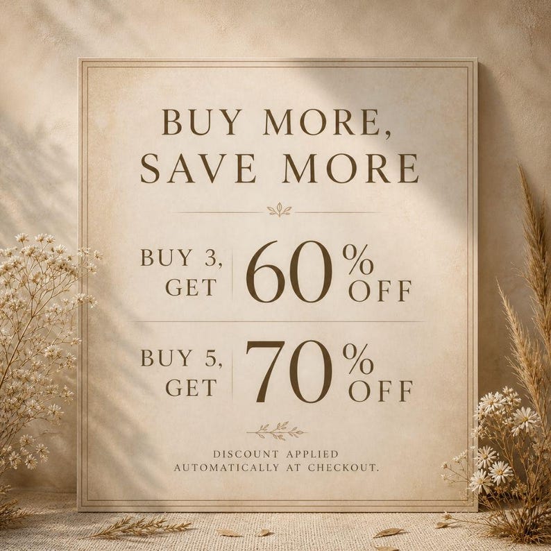 Pu&ograve; includere: Un cartello promozionale beige con il testo "ACQUISTA DI PI&Ugrave;, RISPARMIA DI PI&Ugrave;". Offre il 60% di sconto sull'acquisto di 3 articoli e il 70% sull'acquisto di 5. &Egrave; incluso anche il testo "SCONTO APPLICATO AUTOMATICAMENTE AL CHECKOUT".