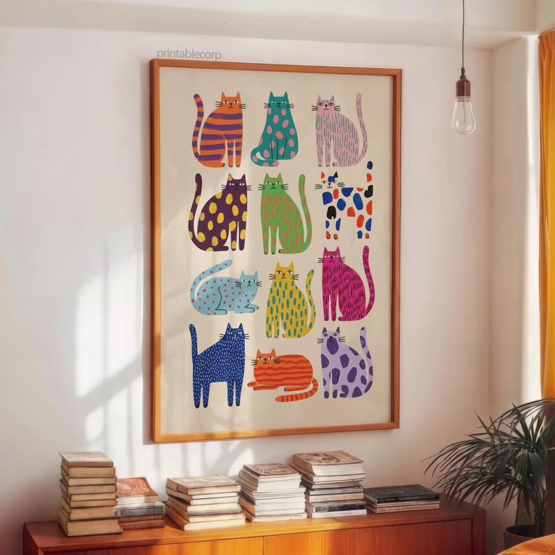 Puede incluir: Una impresi&oacute;n art&iacute;stica enmarcada con ilustraciones de gatos coloridos y estampados. Los gatos est&aacute;n representados en varias poses y colores, incluyendo naranja, azul, verde y morado, con rayas, lunares y otros dise&ntilde;os. La impresi&oacute;n se muestra en una pared.