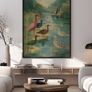 Puede incluir: Una impresi&oacute;n art&iacute;stica enmarcada que presenta un paisaje sereno con varias especies de aves vadeando un estanque. Las aves exhiben diversos patrones y colores, incluyendo plumaje rosa, negro y moteado. La obra de arte est&aacute; ambientada sobre un fondo de exuberante vegetaci&oacute;n y agua.